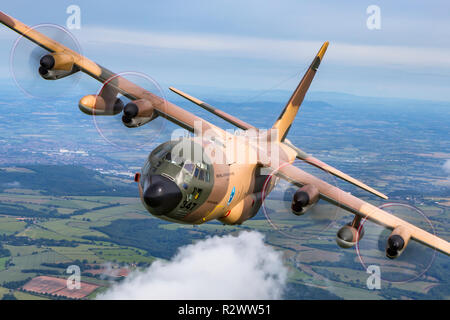 Royal Jordanian Air Force Lockheed C-130 Hercules im Flug. Im Royal International Air Tattoo (RIAT) fotografiert. Stockfoto