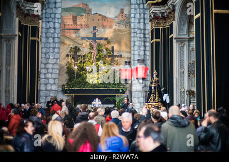 Osterprozessionen in der Straße des Dorfes Penne, Italien, Europa. Stockfoto