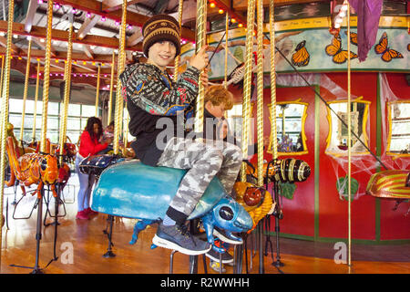 9 Jahre alter Junge, der Bug Karussell im Bronx Zoo, New York, Vereinigte Staaten von Amerika. Stockfoto