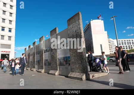 Berlin Deutschland - Teile der Berliner Mauer am Potsdamer Platz 2018 Stockfoto