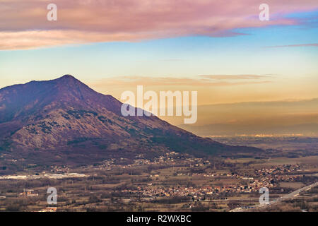 Alpes berge Luftaufnahme von sacra San Michele Abtei piamonte Bezirk, Italien Stockfoto