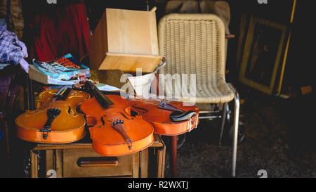 London, UK - Februar, 2019. Alte Geigen auf Verkauf in Flohmarkt in der Nähe der Brick Lane in Shoreditch. Stockfoto