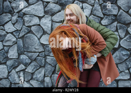 Winterurlaub, dating, Mode und Antrieb Emotionen Konzept. Gerne stilvolle Paar warme Umarmung im Winter Straße. Stockfoto