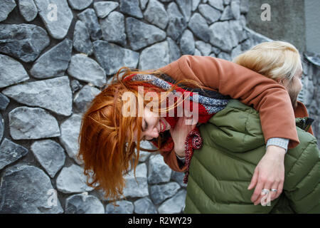 Winterurlaub, dating, Mode und Antrieb Emotionen Konzept. Gerne stilvolle Paar warme Umarmung im Winter Straße. Stockfoto