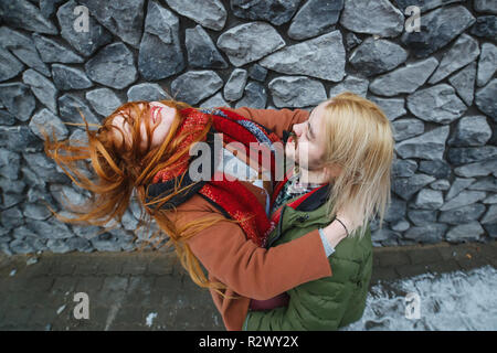 Winterurlaub, dating, Mode und Antrieb Emotionen Konzept. Gerne stilvolle Paar warme Umarmung im Winter Straße. Stockfoto