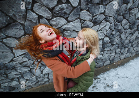 Winterurlaub, dating, Mode und Antrieb Emotionen Konzept. Gerne stilvolle Paar warme Umarmung im Winter Straße. Stockfoto