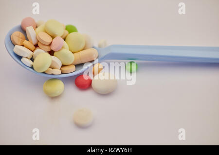 Volle Löffel mit Tabletten und Pillen als Drogenmissbrauch Konzept Stockfoto