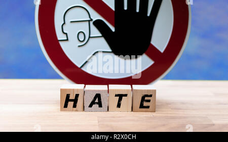 Würfel Form das Wort 'Hate' vor einem Stoppschild Stockfoto