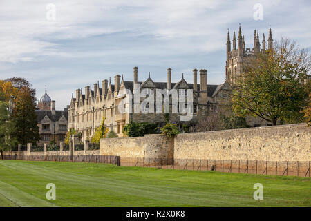 Eines der (20) Bilder der Stadt Oxford, die reich an historischen Gebäuden. Merton College ist hier von Merton Park gesehen. Stockfoto