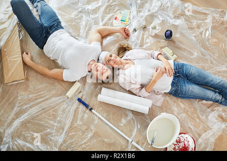 Glückliches Paar als Home Improvement ist eine Pause, während der Renovierung in das neue Haus Stockfoto