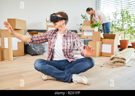 Junger Mann mit Virtual reality Brillen im Interior Design in das neue Haus Stockfoto