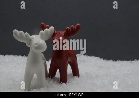 Zwei Elche stehen in den Schnee am Abend, Weihnachten Karte Stockfoto