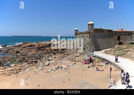 Strand neben Orte de São Francisco Xavier oder Castelo De Queijo auf Portugals Atlantikküste in der Nähe von Porto Stockfoto