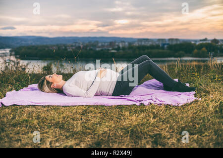 Schöne schwangere Frau genießt die Zeit im Freien. Stockfoto