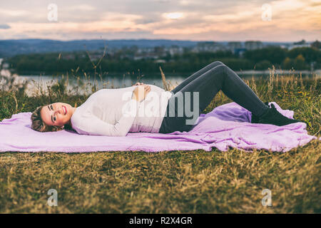 Schöne schwangere Frau genießt die Zeit im Freien. Stockfoto