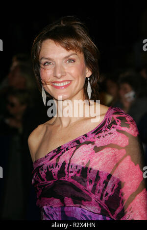 FIONA BRUCE NATIONAL TELEVISION AWARDS 2005 ROYAL ALBERT HALL LONDON ENGLAND 25 Oktober 2005 Stockfoto