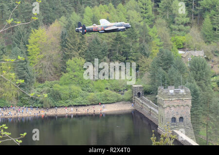 Avro Lancaster PA474 durchgeführt, ein Gedenk Dambusters Pass Derwent Valley hinunter und über den Damm, ebenso wie ihre Vorgänger hatte 1943 Stockfoto