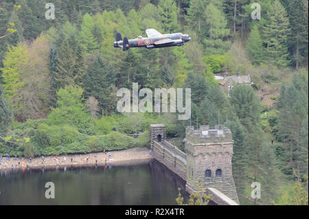 Avro Lancaster PA474 durchgeführt, ein Gedenk Dambusters Pass Derwent Valley hinunter und über den Damm, ebenso wie ihre Vorgänger hatte 1943 Stockfoto