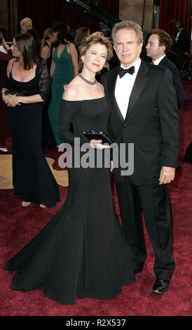 ANNETTE BENING & Warren Beatty 77TH ACADEMY AWARDS ANKÜNFTE KODAK Theatre Hollywood, Los Angeles, USA, 27. Februar 2005 Stockfoto