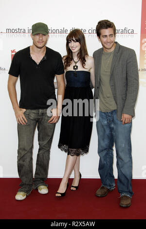 HEATH LEDGER ANNE HATHAWAY & JAKE GYLLENHAAL BROKEBACK MOUNTAIN PHOTOCALL. CASINO-LIDO-Venedig-Italien 2. September 2005 Stockfoto