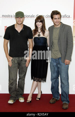 HEATH LEDGER ANNE HATHAWAY & JAKE GYLLENHAAL BROKEBACK MOUNTAIN PHOTOCALL. CASINO-LIDO-Venedig-Italien 2. September 2005 Stockfoto