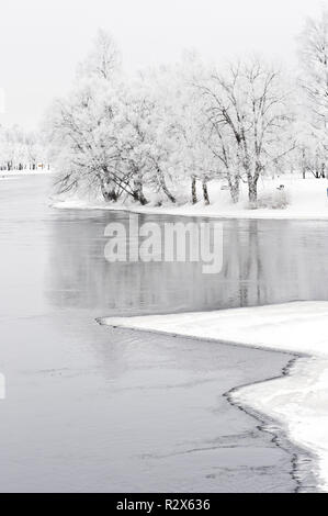 Fluss durch die winterliche Landschaft fließt. Bäume mit Frost. Stockfoto
