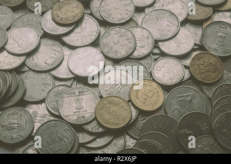 Lagerstapel von Hundert Nummer 1, 10, 5 Indische Rupie metall Münze Währung auf isolierten Hintergrund. Finanzen, Wirtschaft, Investitionen Konzept. Banking und Exc Stockfoto