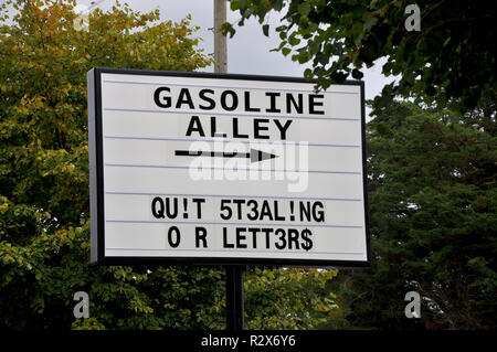 Das humorvolle Zeichen der Benzingasse beim Goodwood Revival. Hör auf, unsere Briefe zu stehlen. Witz-Schild. Gestohlene Briefe. Geänderte Buchstaben fehlen Stockfoto