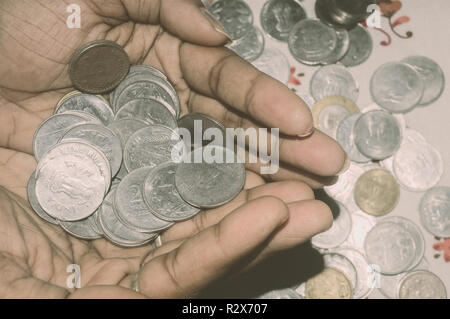 Eine Frau Hand, holding Talon von Hundert Nummer 1, 10, 5 Indische Rupie metall Münze Währung. Finanzen, Wirtschaft, Investitionen Konzept. Banking und Exc Stockfoto