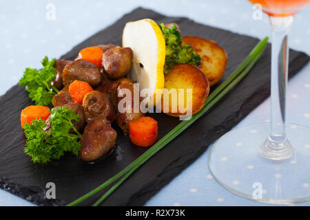 Leckeres gebackenes Huhn Leber Herz serviert mit Gemüse und frische Birne Stockfoto