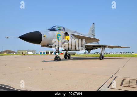 Saab 37 Viggen „Thunderbolt“ schwedisches einmotoriges Jagdflugzeug mit kurzer bis mittlerer Reichweite und Angriffsflugzeug. Jet-Ebene. Historischer Flug Der Schwedischen Luftwaffe Stockfoto