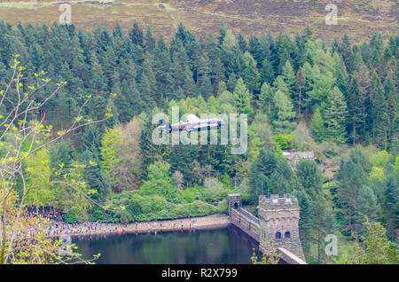 Avro Lancaster PA474 durchgeführt, ein Gedenk Dambusters Pass Derwent Valley hinunter und über den Damm, ebenso wie ihre Vorgänger hatte 1943 Stockfoto