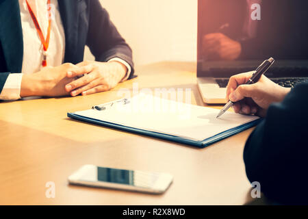 Business erfolgreicher Vertragsabschluss im cross Prozess auf Holzschreibtisch. Stockfoto