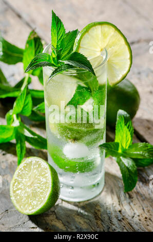 Mojito mit frischen Zutaten auf hölzernen Tisch zubereitet. Summer Party cocktail Rezept. Stockfoto