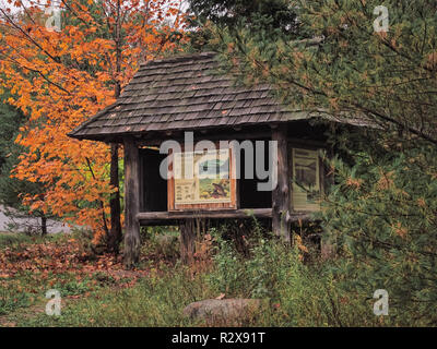 Hamilton County, New York, USA. Oktober 10, 2018. Öffentliche Informationen Station an der West Canada Creek außerhalb der See angenehm in der Adirondack Muntains von Stockfoto