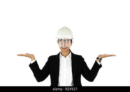Bau asiatische Frauen tragen, hardhat ihre Hand heben isoliert. Stockfoto