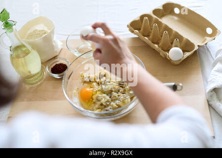 Kochen Weihnachten Schokolade Muffins. Das Mischen von Zutaten für die Brownies, Muffins, Pfannkuchen. Frau Hände vorbereiten Stockfoto