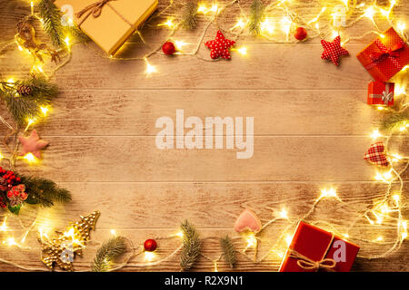 Weihnachtsbeleuchtung leuchtende auf bewaldeten Hintergrund Stockfoto