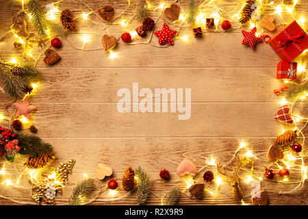 Weihnachtsbeleuchtung leuchtende auf bewaldeten Hintergrund Stockfoto