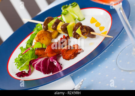 Teller köstliche gebratenes Huhn Herz am Spieß mit Avocado, Kartoffeln, gebratene Pfifferlinge und Grüns Stockfoto