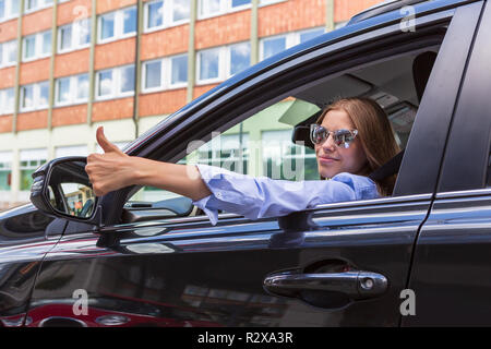 ein junges Mädchen nach Prüfung erfolgreich in ein Auto fahren Stockfoto