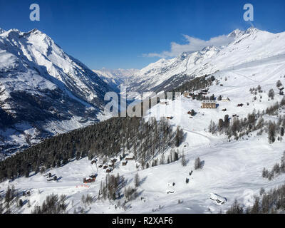 Schönen Panoramablick auf Zermatt und Mattertal (Materie) mit Eiger, Mönch und Jungfrau im Hintergrund und Riffelalp Resort in Stockfoto