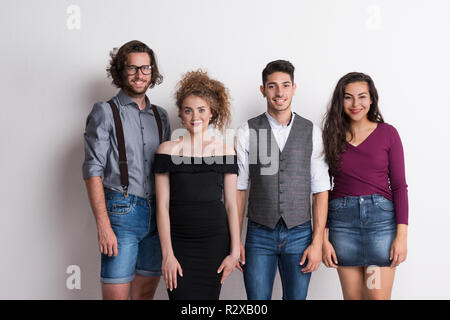 Porträt der jungen Gruppe von Freunden, die in einem Studio. Stockfoto