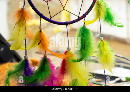 Bunte Dream Catcher im Auto auf der Windschutzscheibe mit Ganesha Stockfoto
