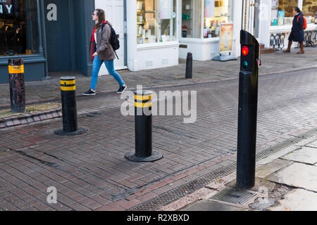 Automatische steigende Poller Verkehr in das Stadtzentrum von Cambridge, Cambridgeshire, England, Großbritannien Stockfoto