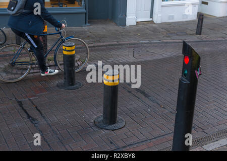 Automatische steigende Poller Verkehr in das Stadtzentrum von Cambridge, Cambridgeshire, England, Großbritannien Stockfoto