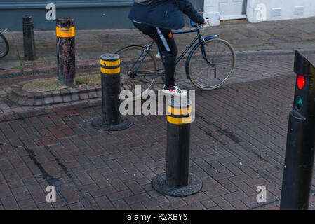 Automatische steigende Poller Verkehr in das Stadtzentrum von Cambridge, Cambridgeshire, England, Großbritannien Stockfoto