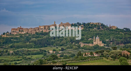 Das mittelalterliche Dorf von Montepulciano. Blick auf die Kirche Madonna di San Biagio und der Hügel Stadt Montepulciano in der Toskana, Italien Stockfoto