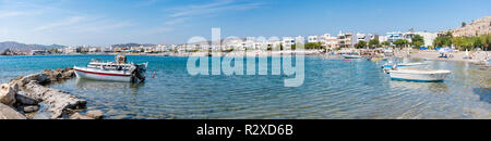 Panoramatic Blick auf Strand Haraki mit den Häusern (Rhodos, Griechenland) Stockfoto