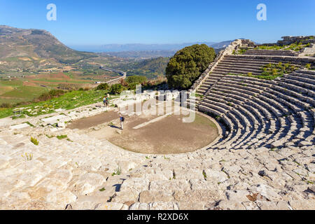 Halbrunde Theater von Segesta, auf die Spitze des Monte Barbaro, Sizilien, Italien Stockfoto